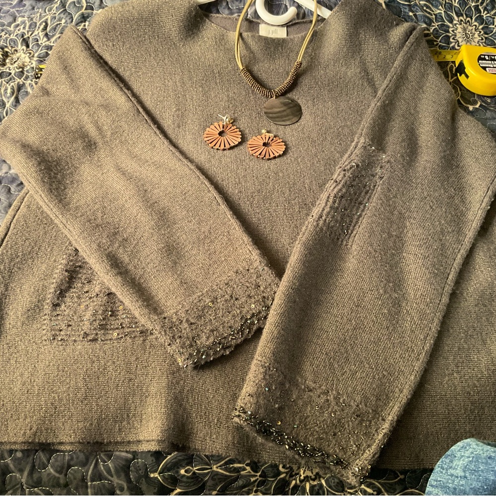 J Jill ladies lightweight sweater with beads 21” armpit to armpit no pilling